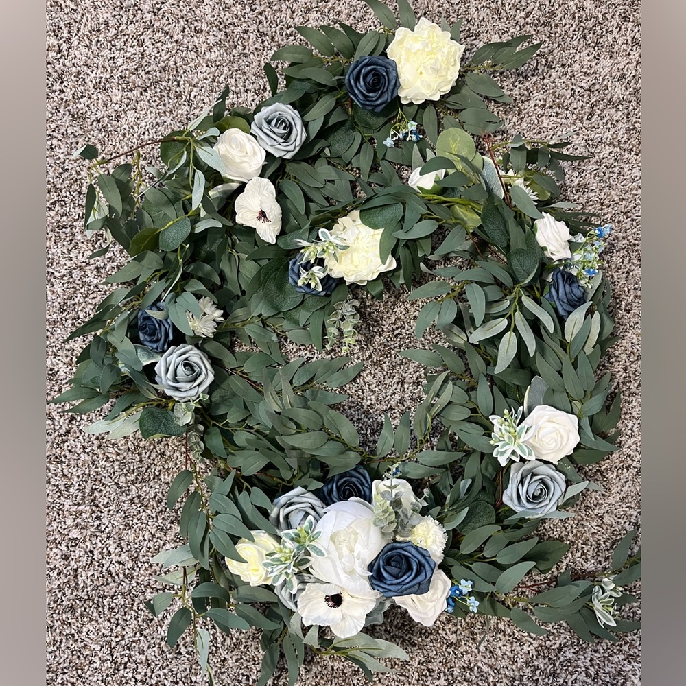 Arbor dusty blue / white / green flowers